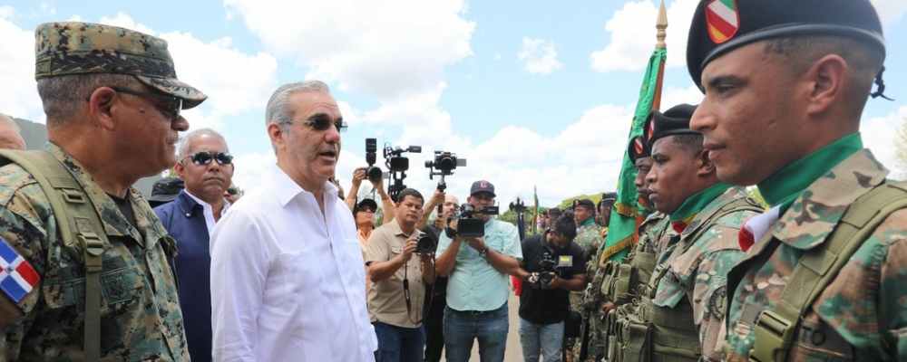Abinader aprieta la frontera: más muro, más plantas y cero chance pa' los ilegales