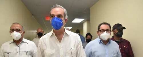 Abinader dice que bajó casi a la mitad el gasto en parturientas haitianas en hospitales públicos
